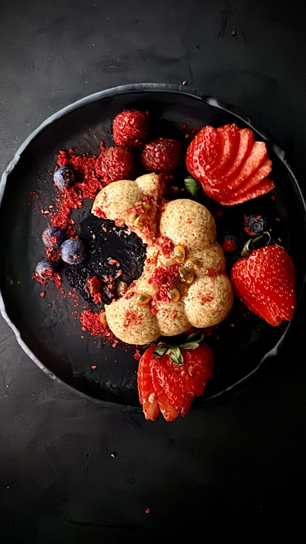 Psycake nuage passion framboise, fraises et framboises sur assiette noire